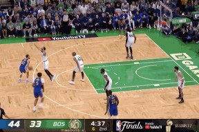 Kaiyun开云中国官网-凯尔特人刷新世界纪录，巴萨教练激动落泪！(凯尔特人三巨头时期阵容)