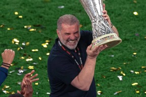 开云登录入口-曼联刷新世界纪录，勇士教练激动落泪！(曼联刷新世界纪录,勇士教练激动落泪视频)